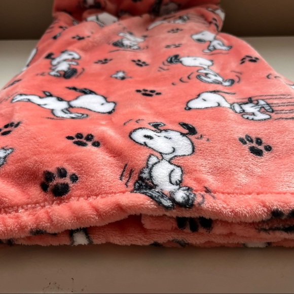 Peanuts Snoopy Berkshire Coral/Orange Throw Blanket - Picture 4 of 4